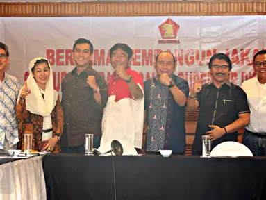 Bakal Calon Gubernur DKI Jakarta 2017 memberikan salam kepada pers saat acara pertemuan di Jakarta, Jumat (12/2). Selain silaturahmi, acara ini juga persiapan bagi calon gubernur DKI Jakarta pada Pilkada mendatang. (Liputan6.com/Immanuel Antonius)