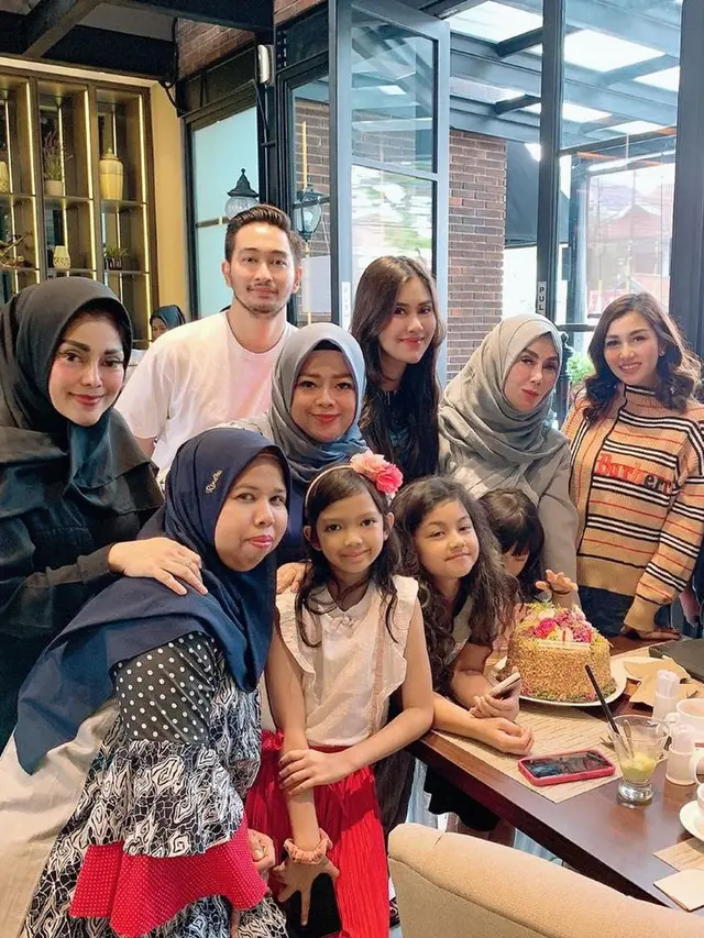 Raffi Ahmad Kirim Kado Untuk Mama, Ini 7 Momen Ulang Tahun Amy Qanita ke-55