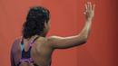 Perenang Indonesia, Syuci Indriani, menyapa suporter usai tampil pada renang nomor 200 meter gaya bebas Asian Para Games di Stadion Aquatic Senayan, Jakarta, Minggu (7/10/2018). Syuci berhasil meraih medali perunggu. (Bola.com/Vitalis Yogi Trisna)