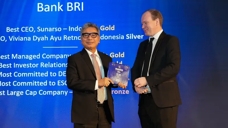 Direktur Utama BRI Sunarso Asia pada ajang The Finance Asia Awards and Asia’s Best Companies Poll Gala Dinner 2024 yang diselenggarakan pada Kamis (27/06) di Hong Kong. (Dok BRI)