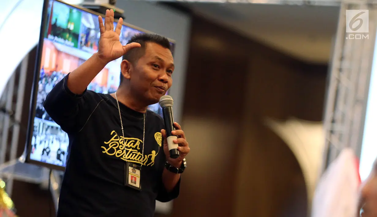 Kakanwil Dirjen Pajak Jakarta Barat Budi Susanto memberikan sosialisasi tentang Pajak Bertutur di Jakarta, Jumat (11/8). Acara ini merupakan kegiatan edukasi yang ditujukan pada siswa sekolah dasar (SD) hingga perguruan tinggi. (Liputan6.com/Johan Tallo)