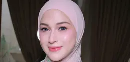 Tampil dengan riasan bernuansa pink yang manis, keseluruhan look-nya sukses menciptakan aura romantis yang mengingatkan pada karakter Barbie yang fresh, glowing, dan effortless. [@hilgadoui/@ninazatulini22].