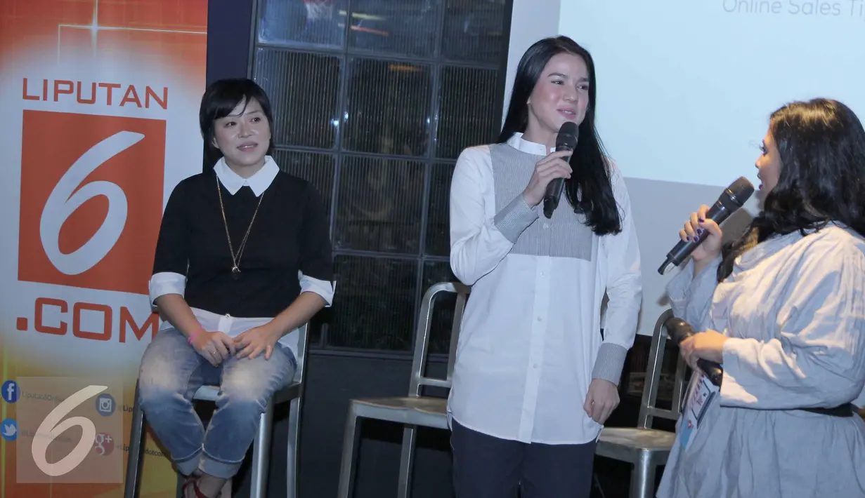 Artis cantik, Alice Norin berbagi pengalaman dalam menjalani bisnis online di acara Woman Talk yang "Jago Jualan Lewat Internet”, Jakarta, Jumat (26/6/2015). Alice Norin adalah Owner dari 8wood. (Liputan6.com/Helmi Afandi)