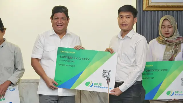 Menag Yaqut Bersama BPJS Ketenagakerjaan Serahkan Santunan ke Ahli Waris Petugas Haji yang Wafat Saat Tugas
