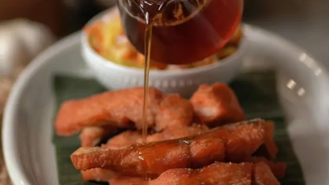 Menuangkan saus di Candied Salmon (Pexels)