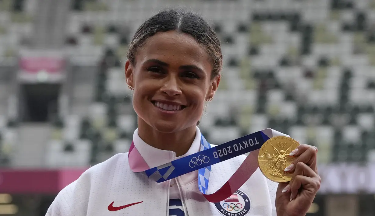 Pelari gawang Amerika Serikat Sydney McLaughlin menunjukkan medali emas usai memenangkan final lari gawang 400 meter putri Olimpiade Tokyo 2020 di Tokyo, Jepang, Rabu (4/8/2021). McLaughlin membayar kegagalannya di Olimpiade Rio de Janeiro 2016. (AP Photo/Francisco Seco)