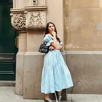 Dress dengan detail ruffle berwarna biru muda.&nbsp;(instagram/achasinaga)