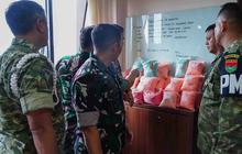FOTO: Momen Prajurit Korem 043/Gatam Amankan Puluhan Ribu Ekstasi dari Lokasi Kecelakaan