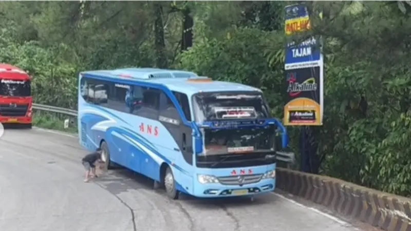 Bus ANS Blong di Turunan Curam