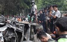 FOTO: Warga Ambil Bangkai Mobil Usai 10 Kendaraan Dibakar di Depan Mako Brimob Kwitang