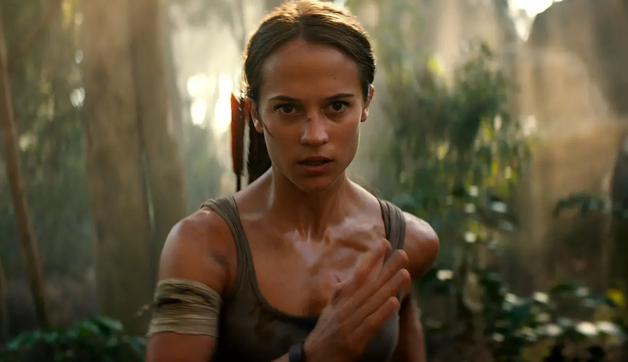 Lara sendiri lebih memilih untuk mewujudkan permintaan ayahnya untuk menemukan makan legendaris di pulau mistis. (adorocinema)