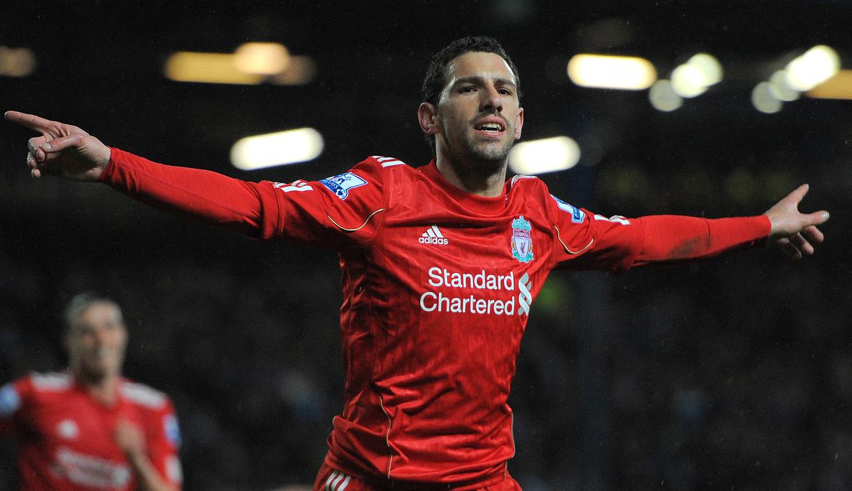 Selebrasi gelandang Liverpool, Maxi Rodriguez setelah mencetak gol ke gawang Blackburn Rovers pada laga Liga Inggris 2011/2012 di Ewood Park, Blackburn (10/4/2012). Maxi Rodriguez yang baru pensiun pada Januari 2022 bersama Newell's Old Boys tercatat hanya 2,5 musim membela Liverpool mulai tengah musim 2009/2010 hingga akhir musim 2011/2012 setelah didatangkan dari Atletico Madrid. Ia total tampil dalam 73 laga di semua ajang dengan torehan 17 gol dan 7 assist. (AFP/Andrew Yates)