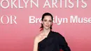 Rebecca Hall mengenakan kemeja katun hitam Dior Spring-Summer 2024
dan rok katun bermotif. Dia juga mengenakan tas dan sepatu Dior. {Dior]