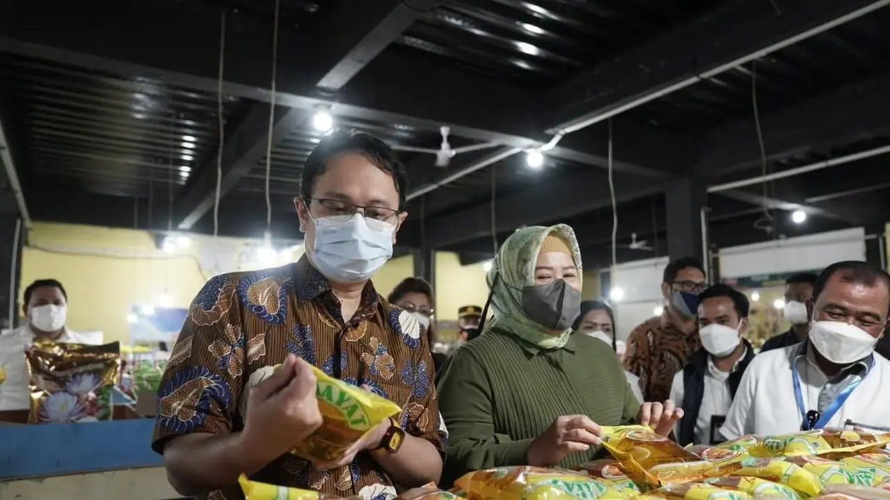 Wakil Menteri Perdagangan (Wamendag) Jerry Sambuaga melakukan kunjungan ke Pasar Puja Bahari dan Pasar Bida Trade Centre (BTC) di kota Batam. (Dok Kemendag)