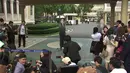 Papan kartu (cardboard) bergambar Perdana Menteri (PM) Thailand, Prayuth Chan-o-cha di depan mikropon dalam konferensi pers di Bangkok, Senin (8/1). PM Prayuth memasang sejumlah replika bergambar dirinya demi menghindari pertanyaan wartawan. (TPBS via AP)