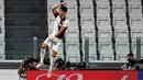 Striker Juventus, Cristiano Ronaldo, melakukan selebrasi usai mencetak gol ke gawang Lazio pada laga Serie A di Stadion Allianz, Turin, Senin (20/7/2020). Juventus menang 2-1 atas Lazio. (AFP/Isabella Bonotto)