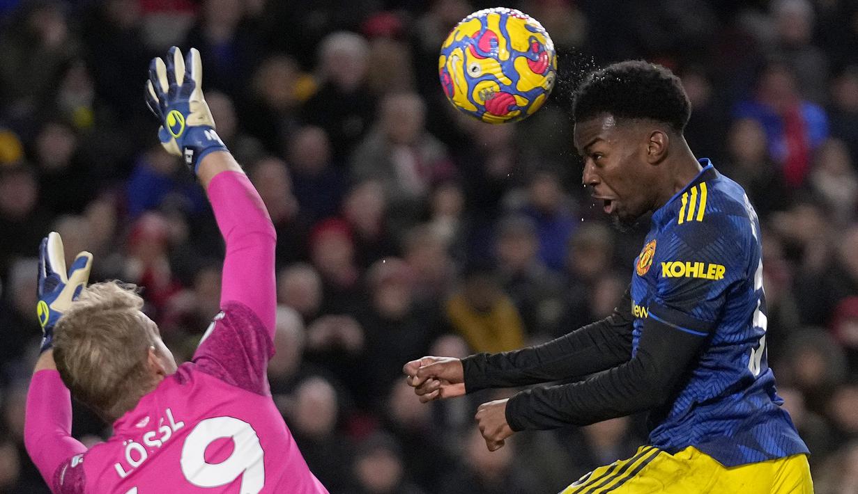 Manchester United akhirnya mampu unggul 1-0 pada menit ke-55. Tandukan Anthony Elanga berhasil membobol gawang Brentford usai menerima umpan Fred yang terlebih dahulu dikontrol dengan kakinya. (AP/Matt Dunham)