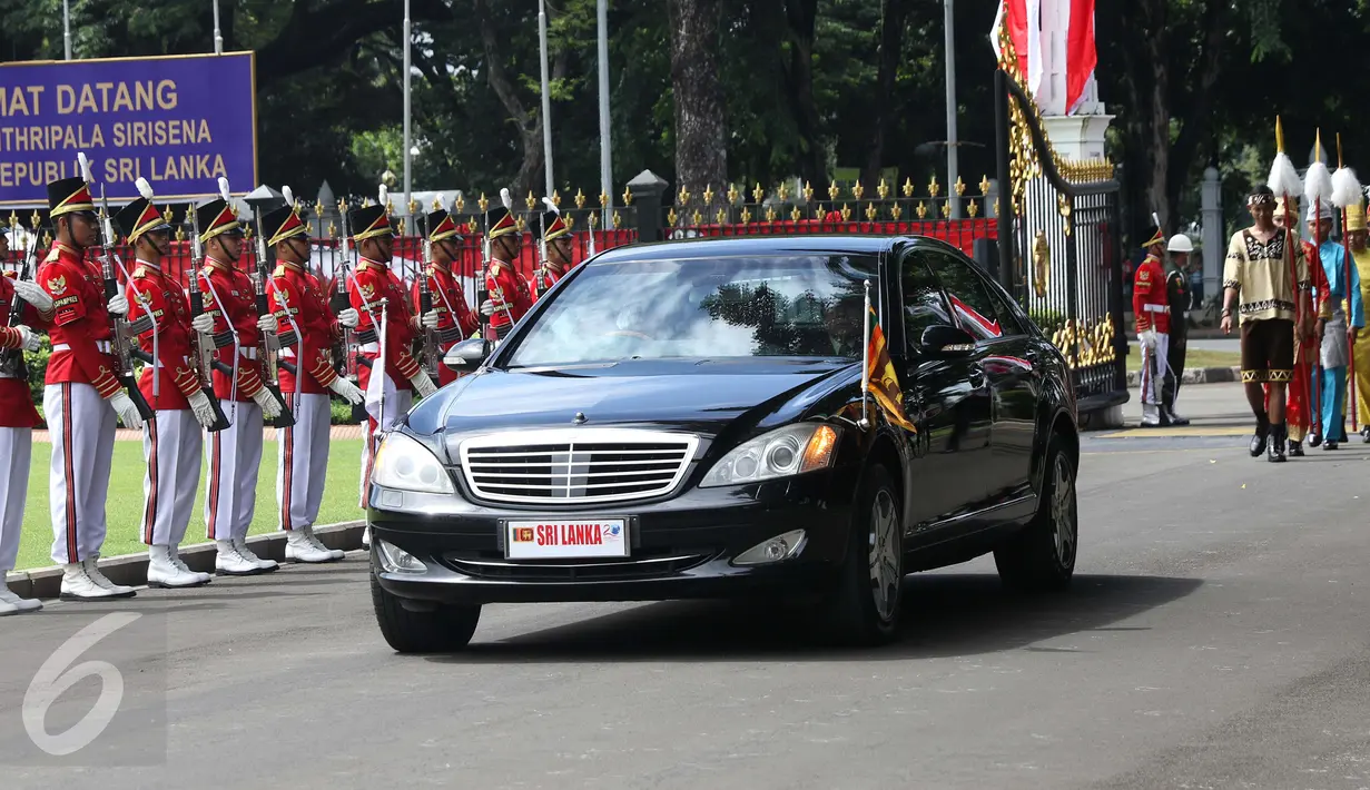 Presiden Republik Sosialis Demokratik Sri Lanka Maithripala Sirisena tiba di Istana Merdeka, Jakarta, Rabu (8/3). Pertemuan ini merupakan pertemuan lanjutan sebelumnya, di sela penyelenggaraan KTT IORA ke-20. (Liputan6.com/Angga Yuniar)
