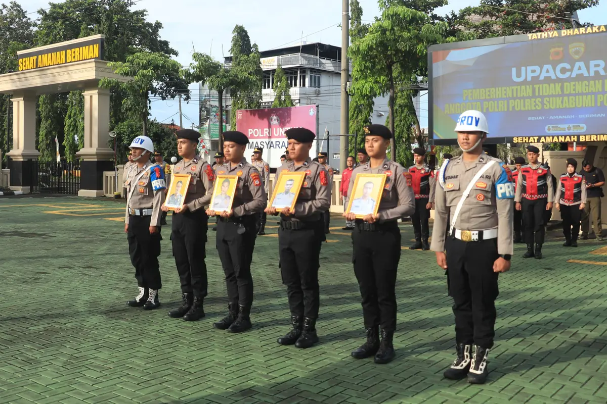 Sebanyak empat personel Polres Sukabumi dipecat atau dikenakan sanksi Pemberhentian Tidak Dengan Hormat (PTDH) dengan berbagai pelanggaran.