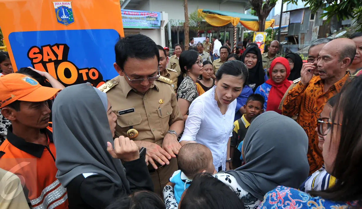 Gubernur DKI Jakarta Basuki T Purnama menyapa sejumlah warga seusai meresmikan Ruang Publik Terpadu Ramah Anak (RPTRA) Karet Tengsin, Jakarta, Rabu (30/12). RPTRA ini didirikan di atas lahan seluas 727 meter persegi. (Liputan6.com/Yoppy Renato)