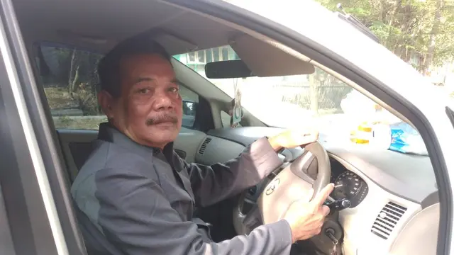 Ketua Komisi A DPRD Blora, Supardi saat ditemui Liputan6.com hendak mengendarai mobilnya. (Liputan6.com/Ahmad Adirin)