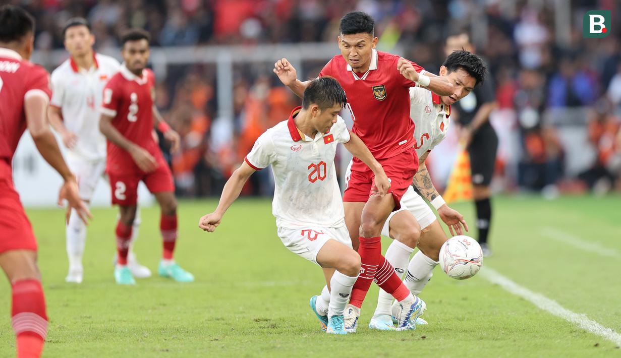 Pemain Timnas Indonesia, Dendy Sulistyawan (tengah) diadang dua pemain Vietnam, Van Duc Phan (kiri) dan Doan Van Hau dalam laga leg pertama babak semifinal Piala AFF 2022 di Stadion Utama Gelora Bung Karno (SUGBK), Jumat (6/1/2023) sore WIB. Beberapa peluang gagal dimanfaatkan Dendy Sulistyawan di babak pertama. (Bola.com/Bagaskara Lazuardi)