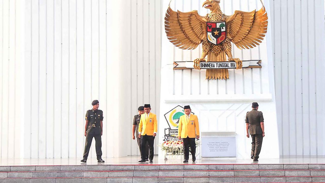 FOTO: Bahlil Lahadalia Pimpin Ziarah TMP Kalibata di HUT ke-61 Partai Golkar