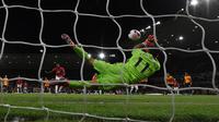 Kiper Wolverhampton Wanderers Rui Patricio (kanan) menghalau tendangan penalti gelandang Manchester United Paul Pogba dalam pertandingan Liga Inggris di Stadion Molineux, Wolverhampton, Inggris, Senin (19/8/2019). Pertandingan berakhir 1-1. (PAUL ELLIS/AFP)