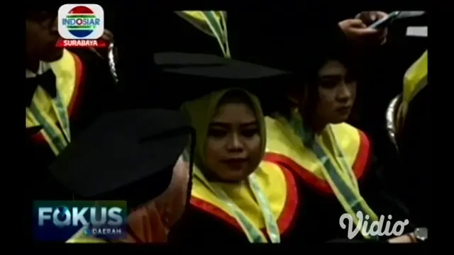 VIDEO: Noviana, Mantan Pengamen Jadi Wisudawan Terbaik di Unair Surabaya