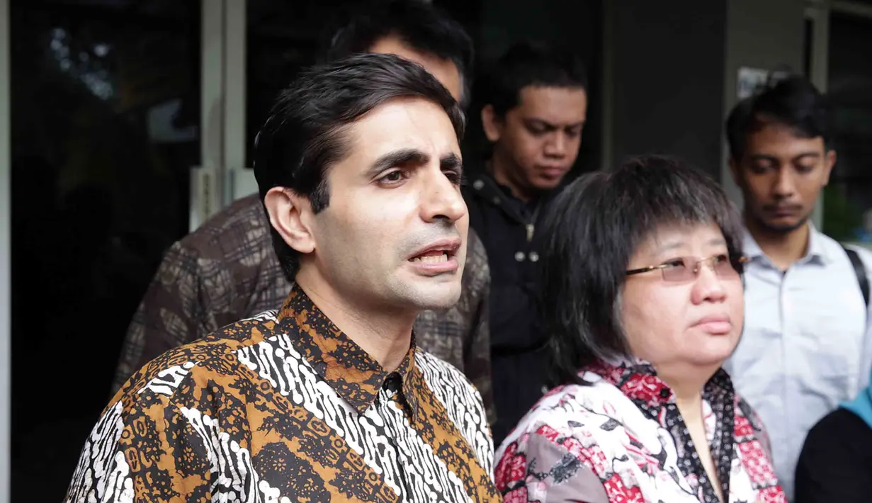 Rekaman yang beredar melalui jejaring sosial Faceebook dan Twitter itu juga dijadikan barang bukti. Mereka mengaku dengan ulah pembajak itu rugi hingga miliaran rupiah. (Deki Prayoga/Bintang.com)