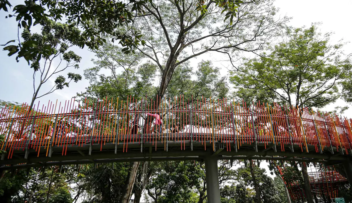 <p>Pengunjung melintasi jembatan di Tebet Eco Park, Jakarta, Selasa (10/5/2022). Warga memanfaatkan libur dengan bermain dan berolahraga di taman terbuka setelah pemerintah memperpanjang masa liburan sekolah hingga tanggal 11 Mei 2022. (Liputan6.com/Faizal Fanani)</p>