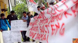 Citizen6, Sulawesi: Puluhan massa yang tergabung dalam lingkar studi aksi dan demokrasi indonesia (LS-ADI) Sulawesi Tenggara menggelar orasi di halaman kantor komisi pemilihan umum (KPU), Senin (4/4). (Pengirim: Nanang Kurniawan)