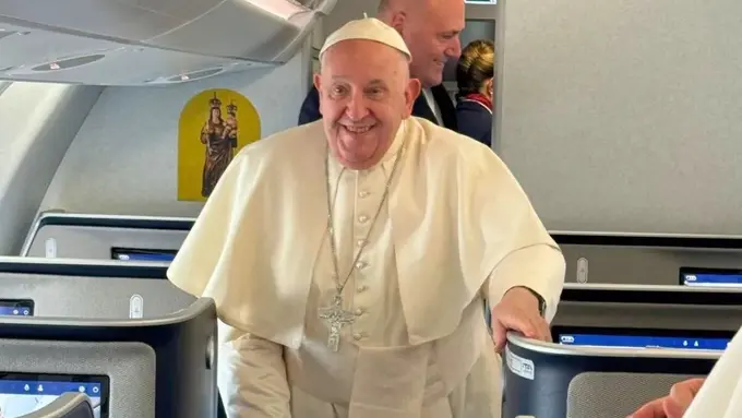 Bukan dengan Private Jet, Paus Fransiskus Kunjungi Indonesia Naik Pesawat Komersil dan Tidak Menginap di Hotel Mewah