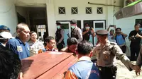 Kedua jenazah terduga teroris itu sempat disemayamkan di Rumah Sakit Bhayangkara Mataram untuk keperluan autopsi. (Liputan6.com/Hans Bahanan)