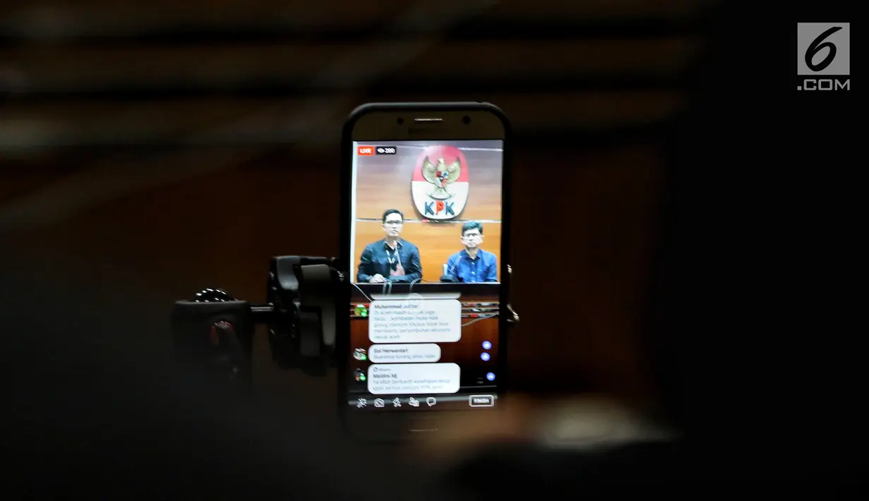 Wakil Ketua KPK Laode Muhammad Syarif didampingi Juri Bicara KPK Febri Diansyah menggelar konferensi pers terkait Operasi Tangkap Tangan (OTT) KPK di Balikpapan, Kalimantan Timur, Jakarta, Sabtu (4/5/2019). (Liputan6.con/Johan Tallo)