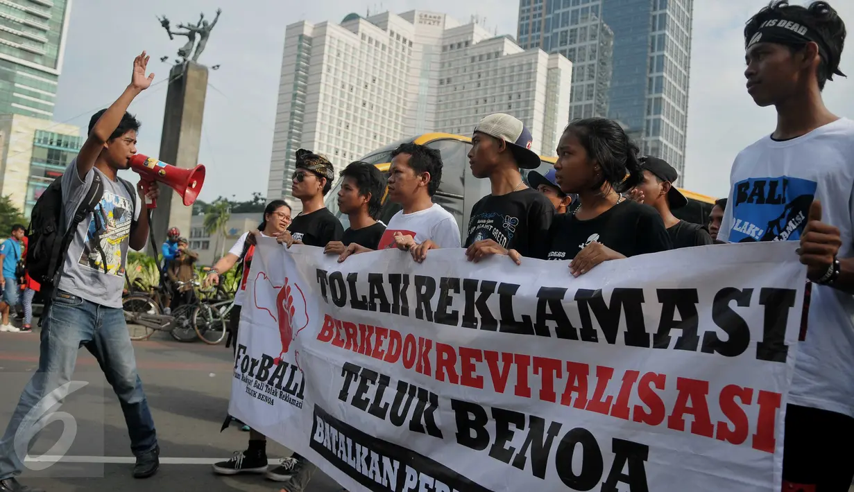 Sejumlah aktivis 'For Bali' menggelar aksi damai saat kegiatan Car Free Day (CFD) di Bundaran HI, Jakarta, Minggu (10/4). Mereka menolak rencana reklamasi Teluk Benoa menyusul adanya wacana proyek tersebut akan berjalan terus (Liputan6.com/Gempur M Surya)