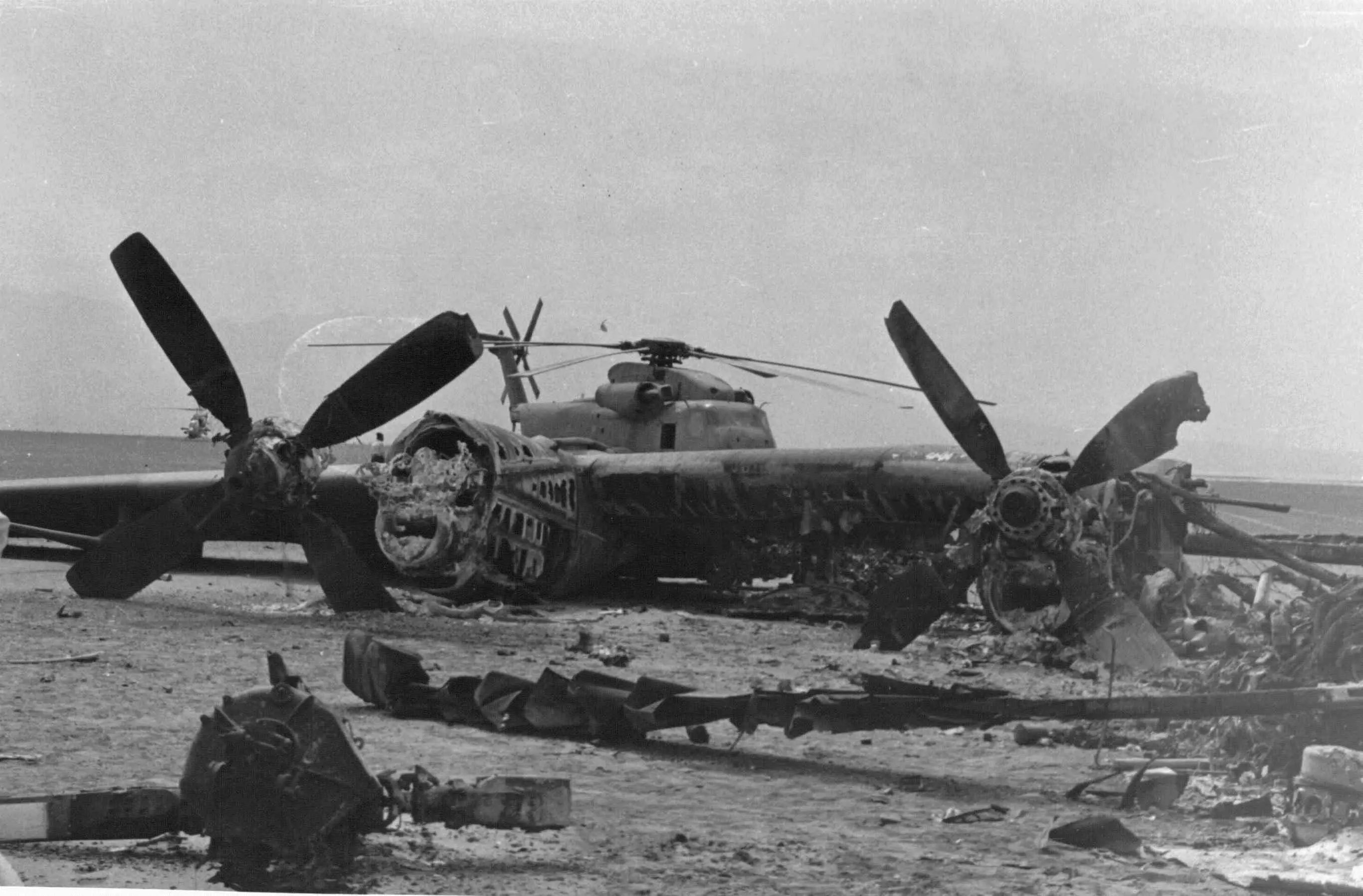 Alutsista AS yang Jatuh Jelang Operation Eagle Claw, 1980 (Wikimedia Commons)