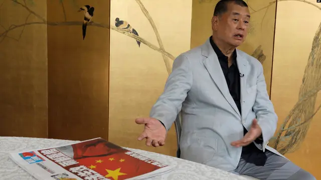 Taipan media Hong Kong Jimmy Lai menunjukkan koran Apple Daily, di Hong Kong, 1 Juli 2020. (AP)