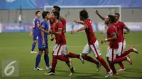 Para pemain timnas Indonesia U-23 berlari merayakan gol yang dicetak Evan Dimas saat melawan Filipina di laga penyisihan Grup A Sea Games 2015 di Stadion Jalan Besar, Singapura, Selasa (9/6/2015). Indonesia unggul 2-0. (Liputan6.com/Helmi Fithriansyah) 