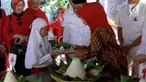 Relawan dan Ibu Presiden Jokowi merayakan selapanan kelahiran anak Kahiyang dan Bobby Nasution.