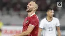 Pemain depan timnas Indonesia, Ilija Spasojevic saat gagal melewati hadangan pemain Kamboja pada kualifikasi Grup A Piala AFF 2022 di Stadion Utama Gelora Bung Karno, Jakarta, Jumat (23/12/2022). Indonesia unggul 2-1 atas Kamboja. (Liputan6.com/Helmi Fithriansyah)