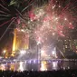 Kembang api menghiasi langit di kawasan Bundaran HI, Jakarta, Jumat (1/1/2016) malam. Kemeriahan kembang api tersebut merupakan bentuk perayaan pergantian tahun 2015 menuju 2016. (Liputan6.com/Angga Yuniar)