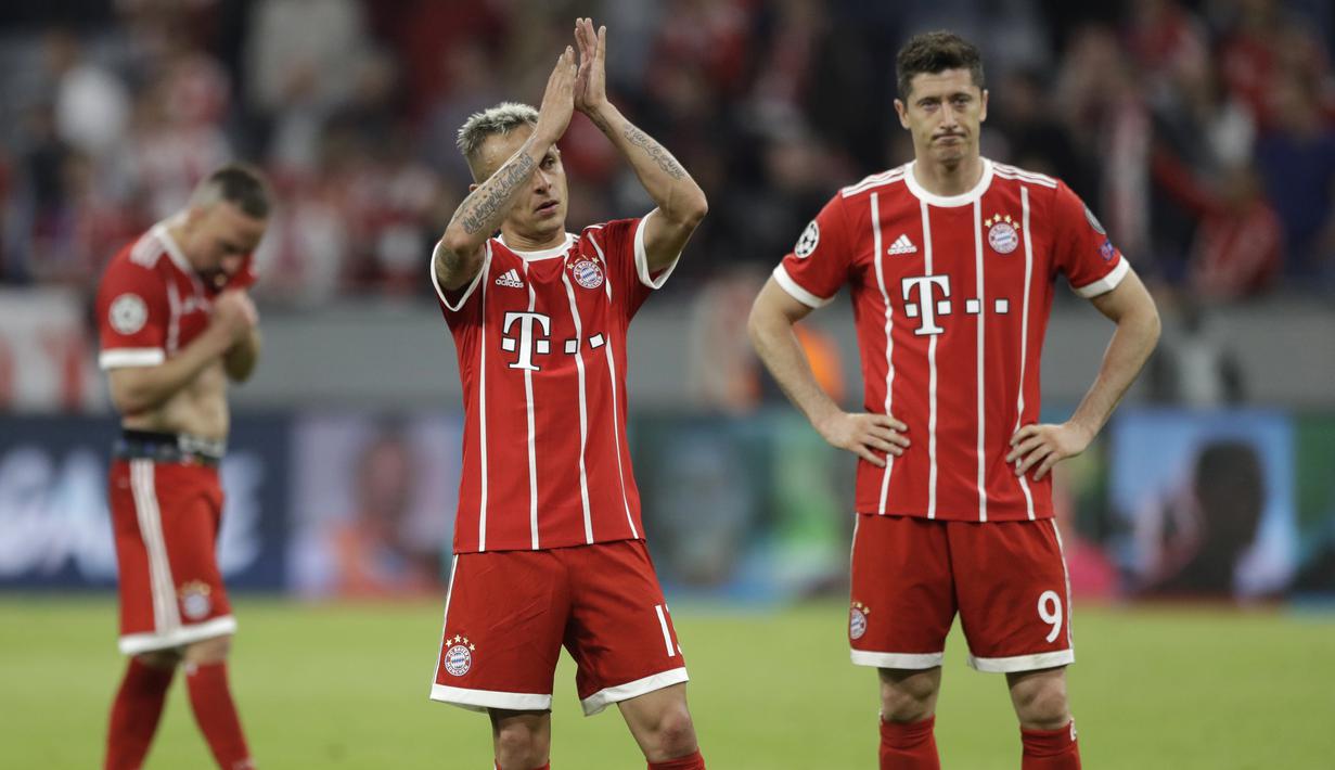 Para pemain Bayern tertunduk lesu usai kalah dari Real Madrid pada leg pertama semfinal Liga Champions di Allianz Arena, Munich, (25/4/2018). Real Madrid menang 2-1. (AP/Matthias Schrader)
