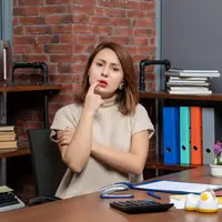 Seorang perempuan sedang merasa kebingungan (Foto Dok: Freepik/KamranAydinov).