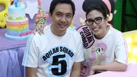 Diajak Foto Bareng, Senyum Tersiksa Suami Ayu Dewi Bikin Salah Fokus