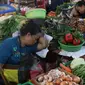 Pedagang sayur mayur menunggu pembeli di pasar Kebayoran Lama, Jakarta, Senin (2/12/2019). Badan Pusat Statistik (BPS) mencatat angka inflasi sepanjang Januari-November 2019 sebesar 2,37 persen, lebih kecil ketimbang periode yang sama tahun lalu sebesar 2,50 persen. (Liputan6.com/Angga Yuniar)