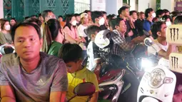 Ekspresi kekecewaan fans Timnas Kamboja U-22 yang menyaksikan pertandingan dari luar Olympic Stadium setelah tim kesayangannya dikalahkan Myanmar 0-2 dalam pertandingan ketiga Grup A SEA Games 2023, Minggu (7/5/2023). (Bola.com/Gregah Nurikhsani)