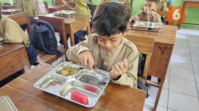 Murid-murid SD Muhammadiyah Sleman menunjukkan antusiasme tinggi menikmati makan bergizi dalam program yang tidak hanya memperkenalkan nutrisi sehat, tapi juga mengajarkan pentingnya peduli lingkungan (Foto: Aditya Eka Prawira/Liputan6.com)