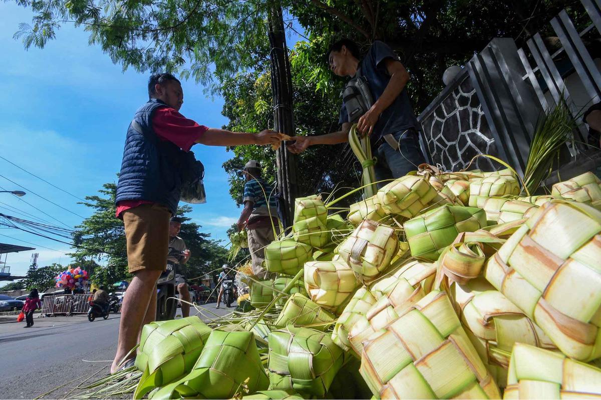 FOTO: Keluh Kesah Pedagang Musiman  Kulit Ketupat: Tahun ini Penjualan Menurun hingga 50