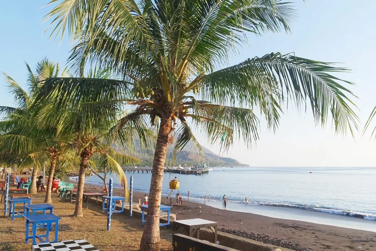 Pantai Ria, salah satu pantai yang terkenal di kota ende, pantai ini berada tepat di jantung kota ende. (Foto Istimewah)
